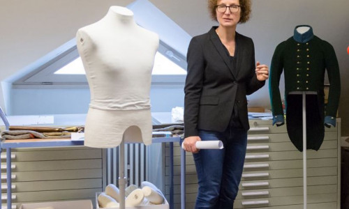 Museumsdirektorin Dr. Heike Pöppelmann präsentiert die restaurierte Uniform. Foto: A. Pröhle, BLM