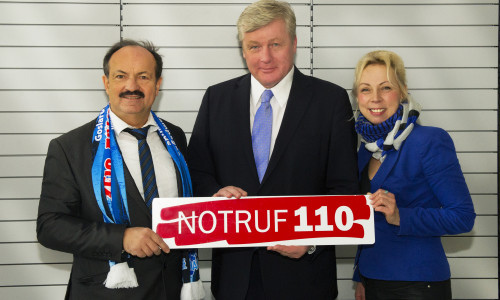 Minister Dr. Althusmann wirbt mit Heike Göttert und Günter Koschig für den Notruf 110. Foto: Photogeno