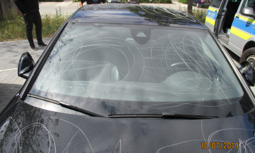 So stark zerkratzt fand einer der Besitzer sein Auto vor. Foto: Polizei