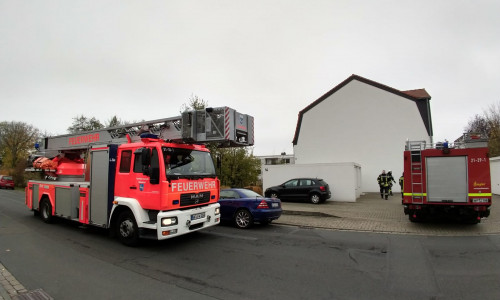 Die Feuerwehr rückte aus, nachdem der Rauchmelder ausgelöst hatte. Fotos: Werner Heise