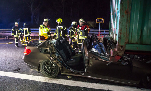 Bei diesen Bildern kaum vorstellbar: Der Autofahrer war beim Eintreffen der Rettungskräfte noch ansprechbar. Fotos: Rudolf Karliczek, Video: Aktuell24(BM)