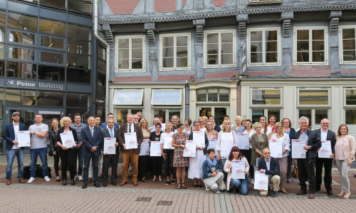 Dieses Jahr durften sich 30 Dienstleister über die Auszeichnung des "Serviceorientierten Einzelhandel" freuen. Foto: PeineMarketing GmbH