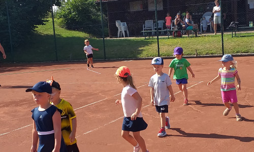 Am Samstag lernen die Kleinsten Tennis bei TC Dettum. Fotos: privat