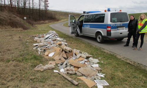 Asbestschutt am Wegesrand. Foto: Polizei Seesen