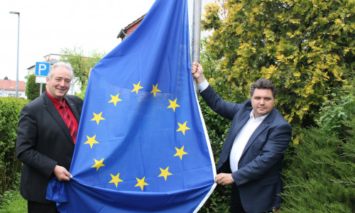 Hissen als Zeichen für Europa die Europaflagge: Der CDU-Vorsitzende im Kreisverband Frank Oesterhelweg und sein Stellvertreter Uwe Schäfer (v. li.). Foto: Christina Ecker