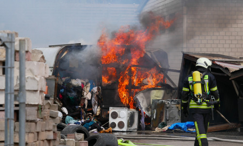 Der Wohnwagen brannte vollständig aus. Fotos: Alexander Panknin
