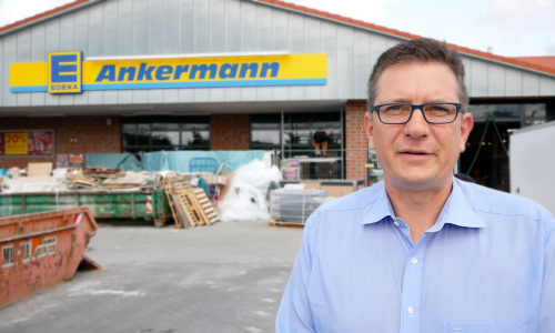 Geschäftsführer Toralf Ankermann vor einer seiner Filialen. Archivfoto: regionalHeute.de