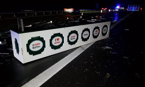 Ein LKW hatte am Abend seine Ladung - eine Weihnachtsmarktbude- auf der A2 verloren. Fotos: aktuell24 (kr)