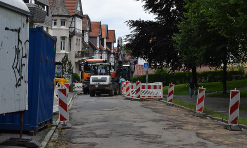 Der Parkplatz an der Kötherstraße bleibt auch nach den Bauarbeiten für
die Frischwasserleitung Stellplatz für Baumaterial und Container. Foto: Stadt Goslar