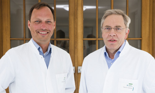 Prof. Dr. Philipp Wiggermann (links) übernimmt die Nachfolge von Prof. Dr. Wolfgang Schörner. Foto: Klinikum Braunschweig/Jörg Scheibe