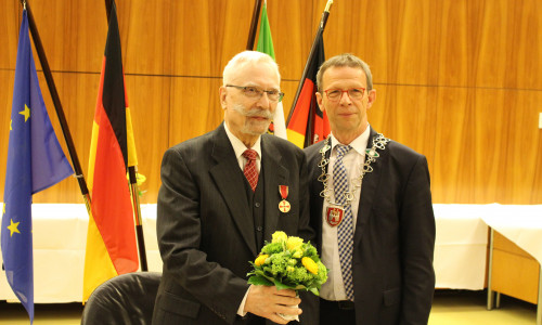 Rolf van Geuns-Rosch bekam stellvertretend von Oberbürgermeister Klaus Mohrs die Verdienstmedaille des Verdienstordens der Bundesrepublik Deutschland überreicht. Foto: Bernd Dukiewitz