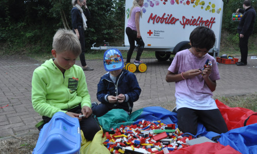 Was gespielt wird, entscheiden beim Spieltreff die Kinder selbst: Neben Bewegungsspielen gibt es auch Lego oder Mal-Utensilien. Fotos: DRK