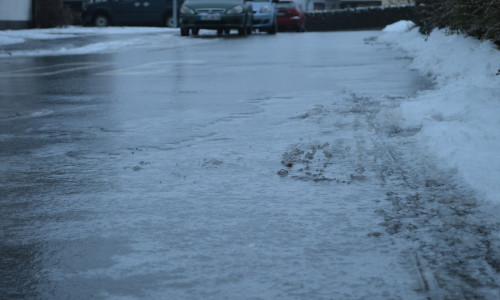 Einwohner der höher gelegenen Teile des Landkreises Goslar sollten ihr Auto aktuell lieber stehen lassen - auch wenn die Wetterwarnung nicht mehr gilt, sei die Glatteisgefahr noch nicht überstanden. Symbolfoto: Pixabay