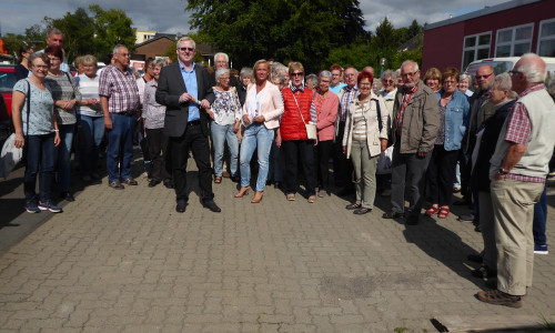SPD-Besuchergruppe vor der Besichtigung des AWO-Wohn- und Pflegeheims Im Kamp. Foto: Siegfried Hauptstein