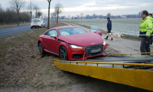 Luxusauto landet im Graben, der Fahrer blieb glücklicherweise unverletzt. Foto: Alexander Panknin