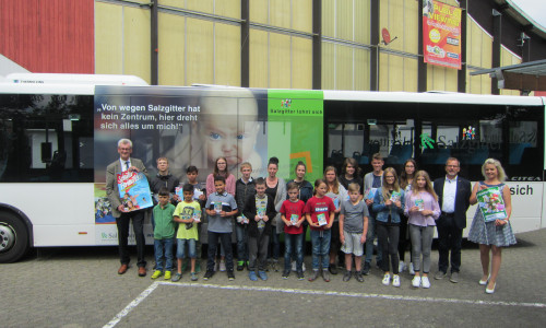 Schon 1.500 Schüler reisen mit dem Schülerferienticket durch Niedersachsen. 20 Schüler bekamen das Ticket geschenkt. Foto: KVG
