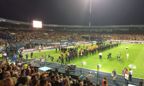 Nach dem Spiel stürmten die Fans den Platz. Foto/ Video: Privat