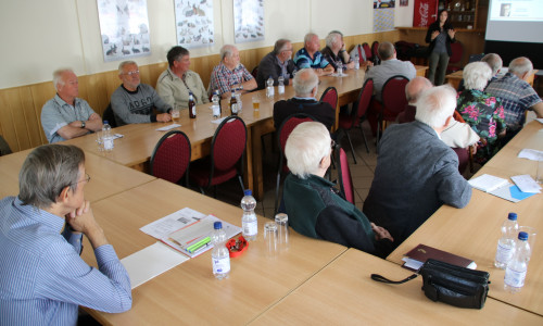  Im Bild, Marina Kyewski (stehend) informiert und Volker Naujok (links) leitet die Diskussion. Foto: Senioren- und Therapiezentrum Am Herrenhaus Sickte
