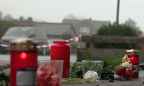 Kerzen und Blumen wurden von Anteilnehmenden am Unglücksort niedergelegt. Foto/Videos: aktuell24(BM)