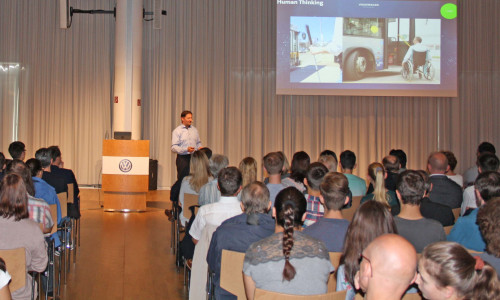 Zahlreiche Schüler nutzten die Gelgenheit sich über das duale Studium bei VW zu informieren. Foto: Agentur für Arbeit Helmstedt