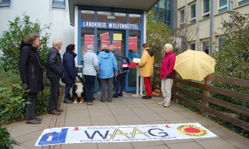 Vertreter der WAAG "nagelten" Fragen auf roten Karten an die Tür des Landkreises. Fotos: Asse II-Begleitgruppe