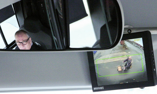 Alles im grünen Bereich: Auf einem Zusatzmonitor sieht Busfahrer Alexander Schneider den Radler im toten Winkel rechts neben ihm. Fotos: Klaus Knodt