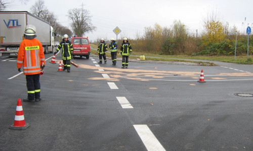 Die Feuerwehr hat ausgelaufene Kraftstoff abgebunden und aufgenommen. Foto: Feuerwehr Flechtorf