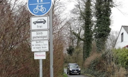 Anwohner beschweren sich, dass der Weg im Hagenholz nicht breit genug ist für Fußgänger, Radfahrer und den Autoverkehr. Foto: privat