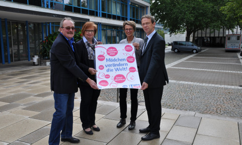 Von links nach rechts: Gisbert Tigges (Plan International), Beate Ebeling (Gleichstellungsbeauftragte), Kathrin Mohrs (Stabsstelle Familie), Klaus Mohrs (Oberbürgermeister). Foto: Stadt Wolfsburg. 