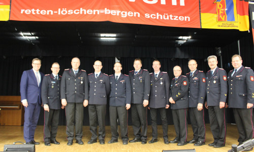 Landrat Ebel mit den ernannten Kameraden und dem Vorstand der Kreisfeuerwehr. Foto: Christoph Böttcher