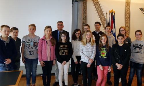 Auch Bürgermeister Thomas Pink nahm sich Zeit, um die Schülern zu begrüßen. Foto: Stadt Wolfenbüttel