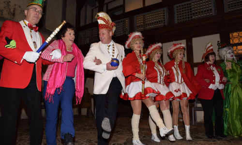 Die Große Karnevalsgesellschaft Goslar übernahm am 11.11 die Insignien der Macht. Bürgermeisterin Renate Lucksch läutet die 5. Jahreszeit ein und schunkelt fröhlich zu den Liedern der GKG mit. Foto: Stadt Goslar