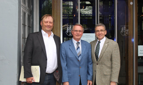 Stephan Pinkert und Axel Gummert von der Wolfenbütteler Heimatstiftung und Bürgermeister Thomas Pink. Foto: Jan Borner
