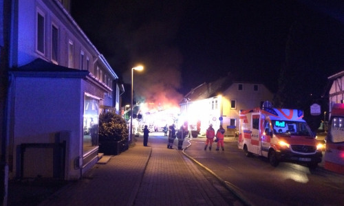 Im Bad Harzburger Stadtteil Bündheim kam es in der Nacht zu einem Großfeuer. Fotos/Videos: Andre Fitzner/Anke Donner 