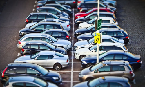 Bei der Masse an Autos kann man schonmal den Überblick verlieren. Symbolbild: Pixabay