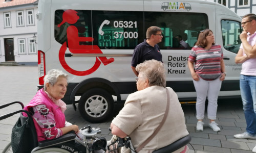 Eine Szene von der "Jungfernfahrt" des Seniorenbusses.

Foto: Landkreis Goslar