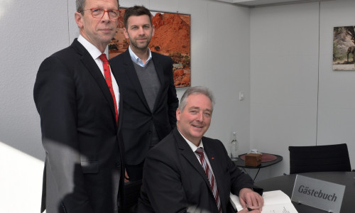 Oberbürgermeister Klaus Mohrs, Dennis Weilmann (Dezernent für Wirtschaft, Digitales und Kultur) und Frank Osterhelweg (Mitglied des Landtages). Foto: Stadt Wolfsburg
