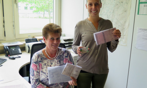 Sylvia Wienke (links) und Luisa Krause (rechts) von der Führerscheinstelle zeigen die alten Führerscheine, die gegen die neuen kleinen EU-Führerscheine (mitte) umgetauscht werden müssen. Foto: Landkreis Wolfenbüttel

 