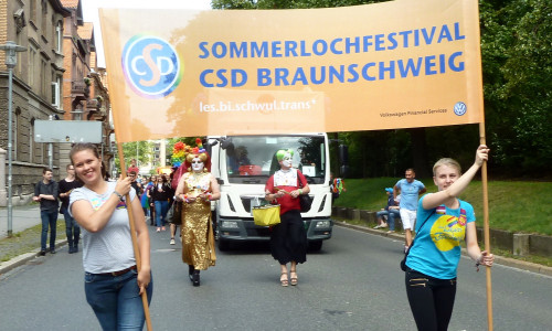 An der CSD-Parade beteiligten sich wieder viele Organisationen. Foto: Siegfried Nickel. Weitere Fotos/Video Alexander Dontscheff