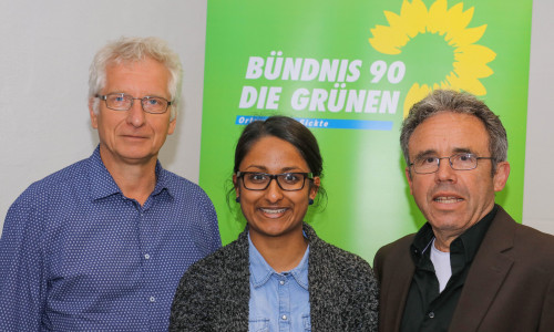 Die Vorstandsmitglieder Holger Barkhau (links) und Karlheinz Pfeiff mit Rechtsextremismusexpertin Api Kulasegaram. Foto: Privat