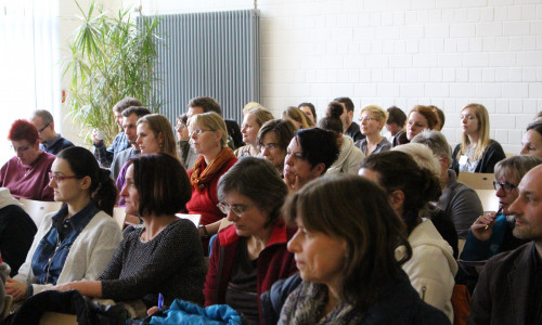 Das Publikum folgt aufmerksam den Worten der Referenten. Fotos: Max Förster