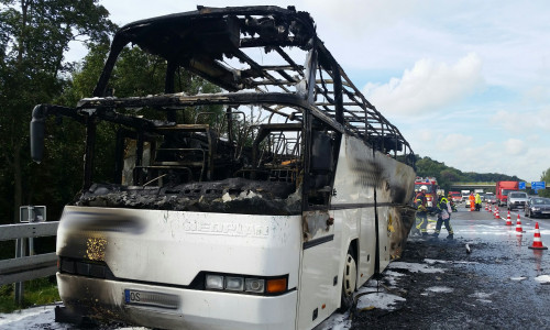 Dieser Schulbus von Braunschweiger Schülern brannte am Freitagvormittag auf der Autobahn 30 völlig aus. Foto/Video: Nord-West-Media TV