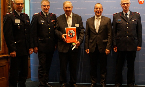 Die Autohaus Braunschweig GmbH erhielt die Förderplakette "Partner der Feuerwehr".