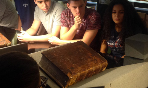 Im Schülerseminar „Reformatorische Ideen zwischen Aufklärung und Fundamentalismus“ gab es auch Gelegenheit alte Handschriften und Drucke kennenzulernen. Foto: HAB
