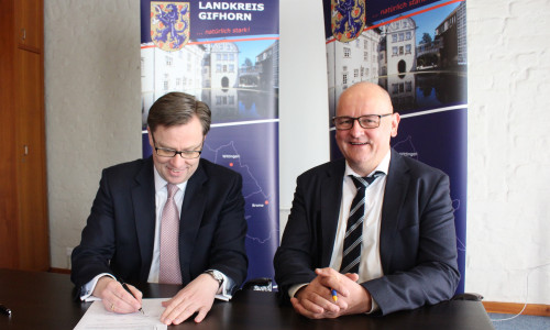 Landrat Dr. Andreas Ebel und Dirk Moysich, Geschäftsführer net services GmbH & Co. KG, unterzeichnen den Pachtvertrag. Foto: Sandra Zecchino