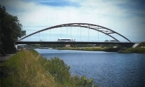Die Brücke über den Stichkanal ächzt unter dem ständig zunehmenden Schwerlastverkehr. Nun muss sie saniert werden. Foto: Stadt Salzgitter