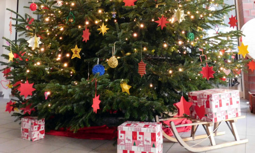 Päckchen unter dem Weihnachtsbaum im Rathausfoyer. Foto: Gemeinde Lehre