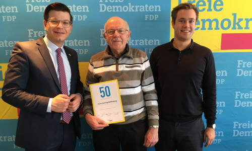 FDP-Bezirksvorsitzender Björn Försterling (MdL) und FDP-Kreisvorsitzender Lars Alt ehren Hartwig Möllenberg (Bildmitte) für 50 Jahre FDP-Mitgliedschaft. Foto: FDP Helmstedt