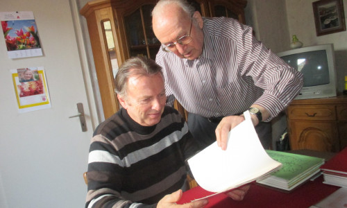 Günter Künne (stehend) zeigt Adalbert Kursatzky seine ausgedruckten Unterlagen. Foto: Privat