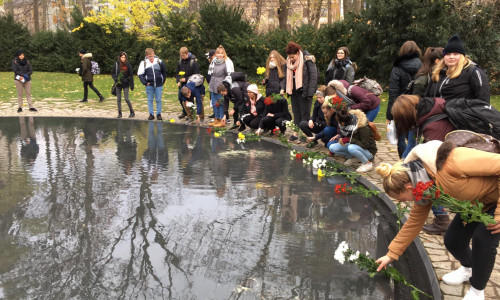 Wolfsburger Schüler legen am Volkstrauertag Blumen am Denkmal für die im Nationalsozialismus ermordeten Sinti und Roma Europas in Berlin nieder. Fotos: Stadt Wolfsburg

